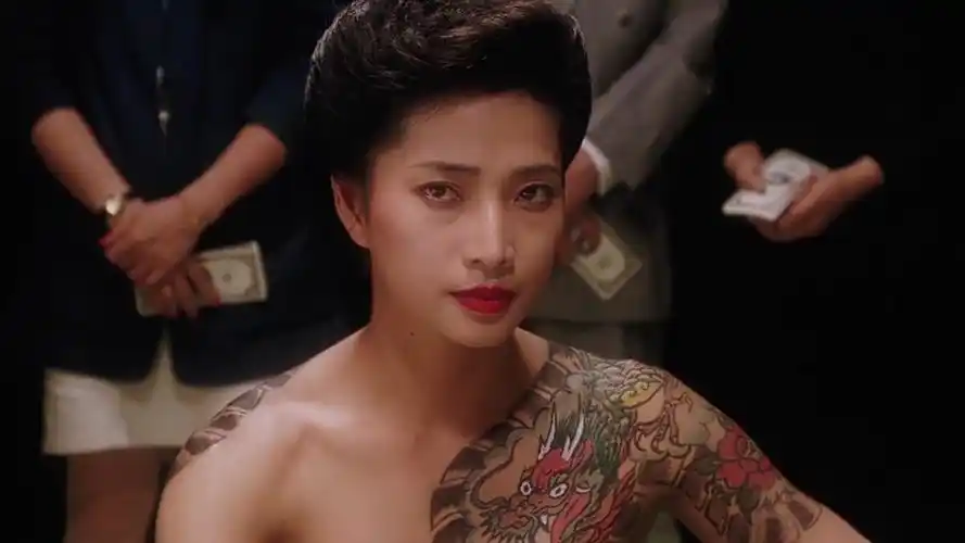 赌神:日本女子快速摇动骰子,当看点数的时候,高进直接笑了!