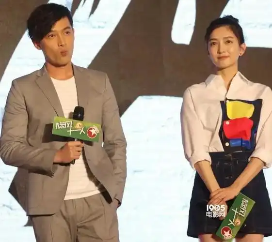 胡歌在"朝鲜",和宋轶一起担任主持人,两人都穿喜庆的红色衣服