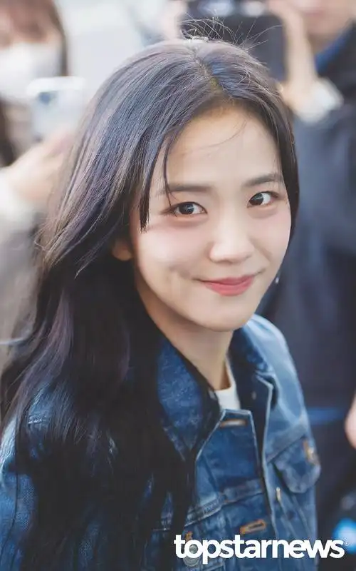 kimjisoo超话#金智秀幸福指数103%#  240226 icn机场出境 新闻图/饭拍