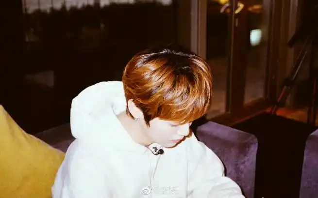 鹿晗国庆假期随拍 白色卫衣造型随意又自然,棕色头发又吸睛被鹿哥帅到