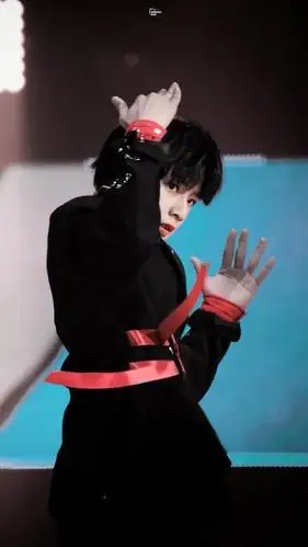 刘耀文西装狙击,不仅腿长宽肩,长相还帅气逼人