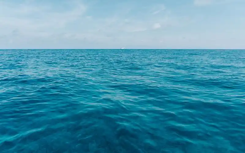 首页 自然和风景 海洋和海岸 蓝色的大海,地平线,船 壁纸 当前尺寸