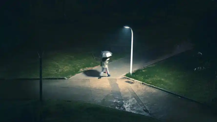 路灯下的夜晚也依旧是一个人撑伞74