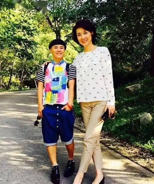 刘纯燕53岁都老人了还是可爱的造型穿厚底鞋身高也那么矮