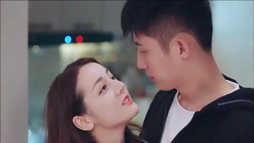 热巴钻进黄景瑜怀里撒娇,他下意识的反应太真实,喜欢装不出来!