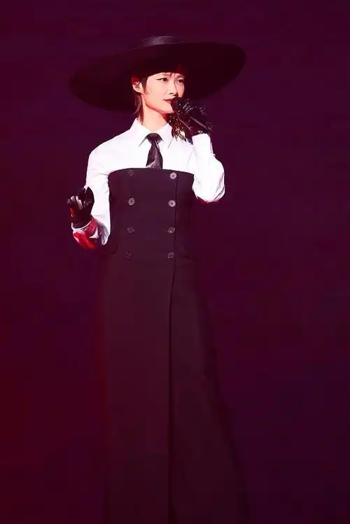 李宇春北京演唱会露脐装展现纤细腰肢,性感妩媚女人味十足