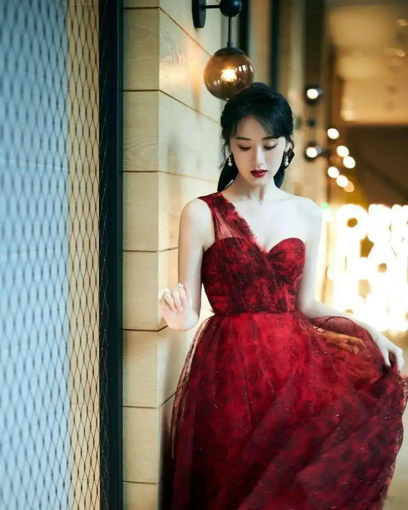 袁冰妍# 一袭红裙优雅高贵,魅力十足!