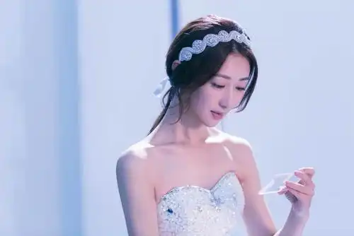 爱奇艺独播剧《上道》近日开播,羽洁扮演者涂黎曼夺人眼球,凭实力圈粉