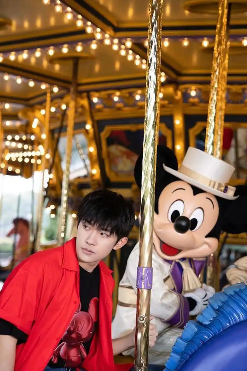 易烊千玺游迪士尼存照曝光 坐旋转木马与米奇合影可爱软萌