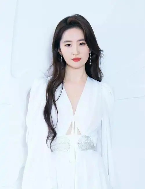 刘亦菲写真一袭白裙仙气飘飘明媚动人