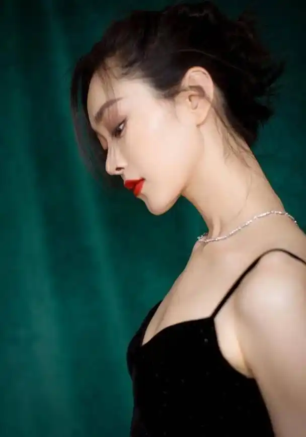 惊艳!宋轶展现时尚魅力,低领吊带装引爆潮流风潮