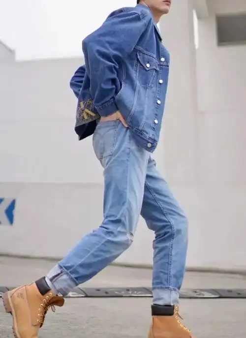 浅蓝色更百搭,要想气质拉风就配马丁鞋,换上一双休闲皮鞋则看起来稳重