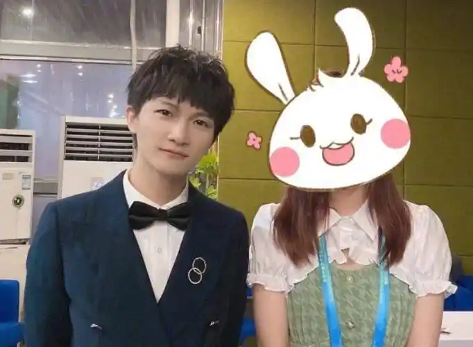 男明星汇演后台跟路人自拍,周深邓伦吸睛,杨洋身姿太优越了吧_姐姐_王