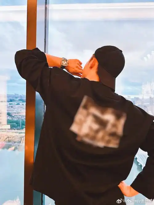 黄景瑜单手靠窗户背影##黄景瑜手指嘴