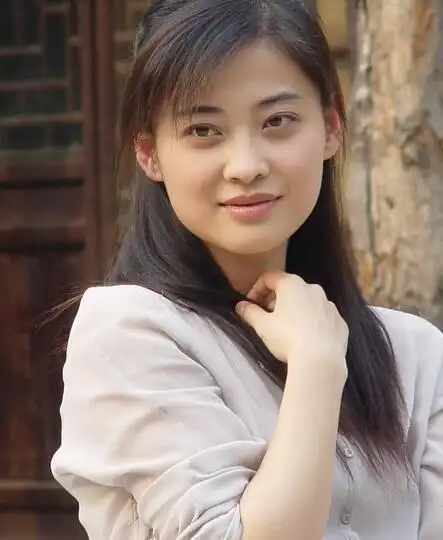 她是章子怡同学,把丈夫捧红却被抛弃,如今45岁生活幸福