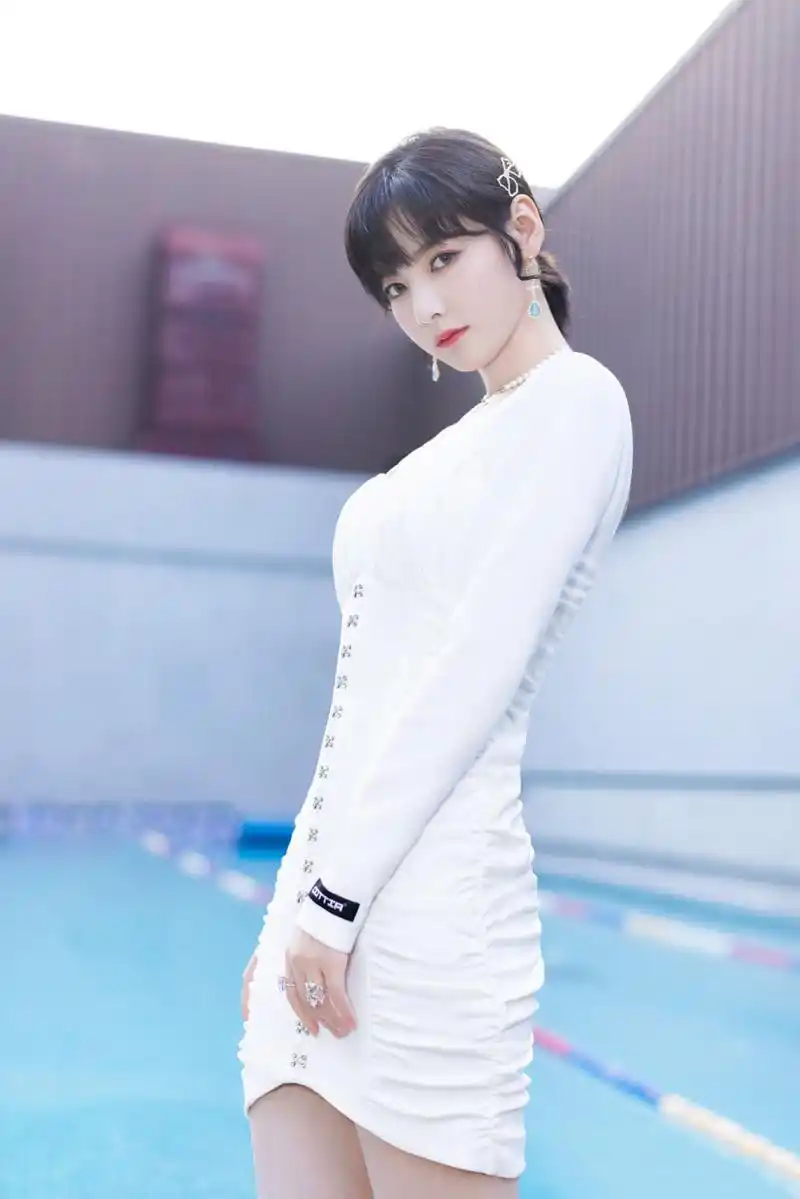 简介:硬糖少女303赵粤露背白裙性感写真图片,分享一组硬糖少女303图片