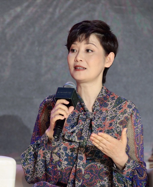 妈妈辈的徐帆真优雅,脸上皱纹挺真实,花裙子盖不住端庄气质