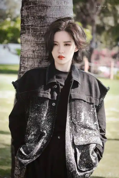 好喜欢陆柯燃这组照片她的眼睛里好像有一封忧伤的情书