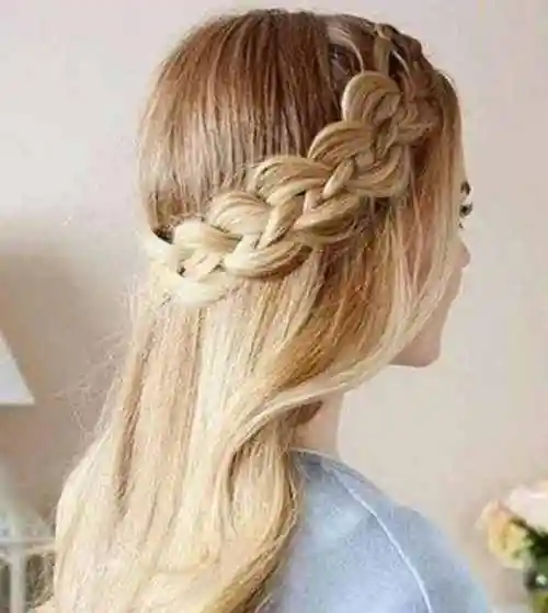 用一款发簪把后侧的头发旋拧起来固定住,一款简易的公主头盘发就完成