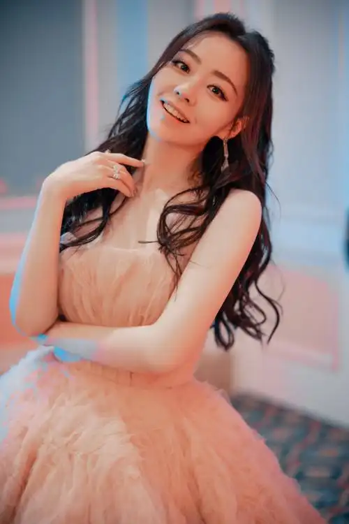 太迷人了!张靓颖穿粉色纱裙摆pose 好似梦幻小公主
