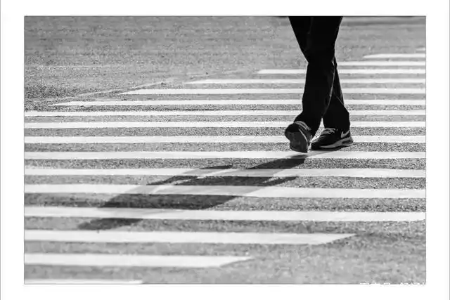 舒涵│黑白影像"行走的脚步"(图文原创)