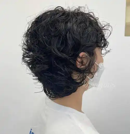 短发满头卷,头发再少烫了也好看!_修剪_美发_视频