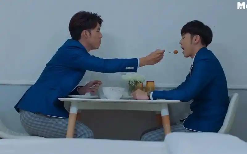 酒店之星室友和别人通电话小受醋意四起还好小受好哄要不然问题可就