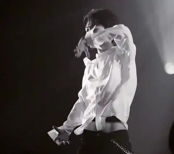 肖战真是超a男孩,腰比女孩都细,还有腹肌!