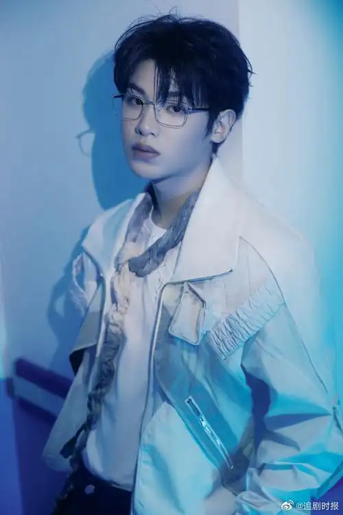 黄明昊扎染麻花条领带#黄明昊《密室大逃脱》新海报有,是白色外