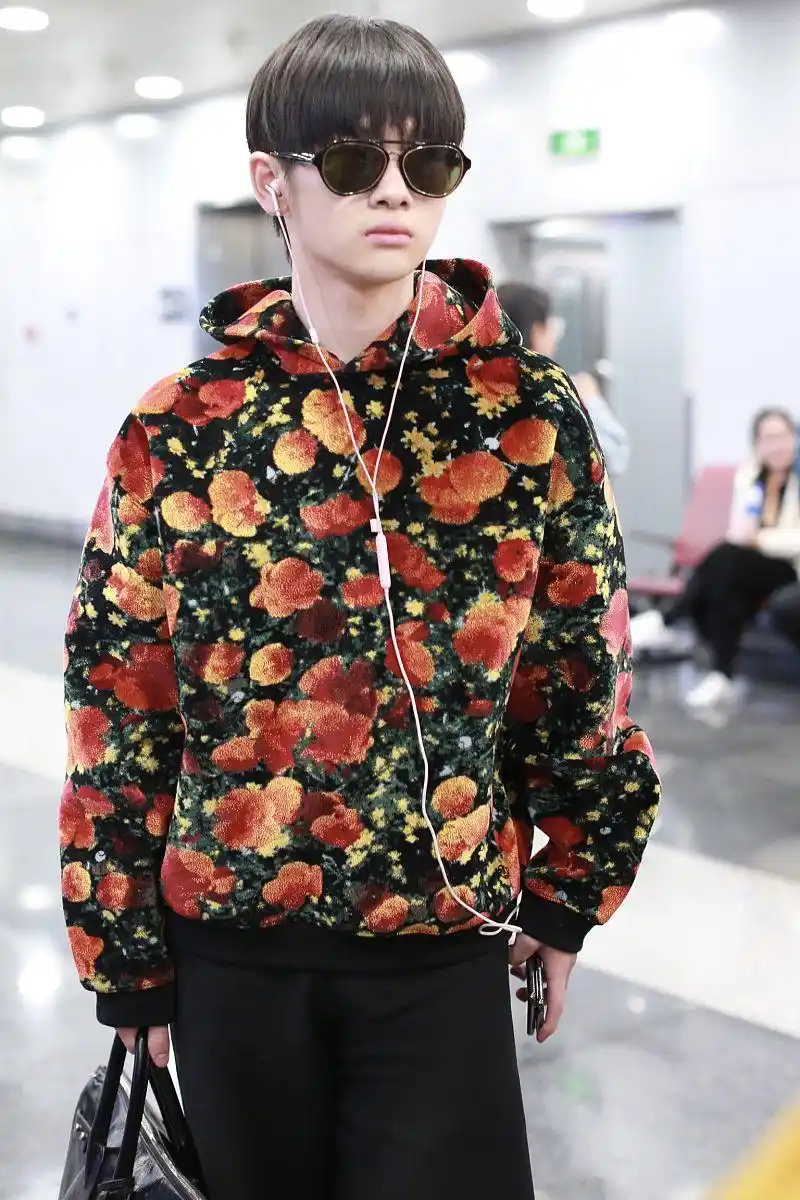 周震南街拍:摇粒绒花朵帽衫阔腿裤帅气酷范儿