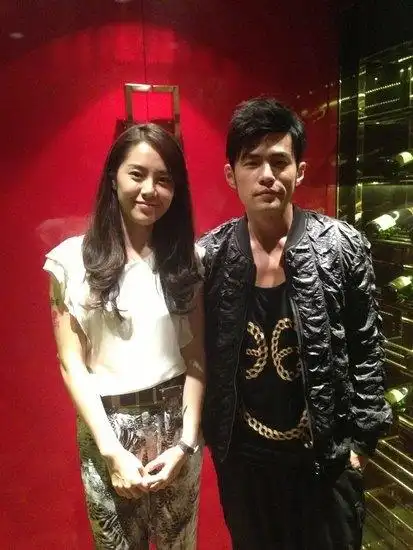 周杰伦邀《宝贝》女星孟丽观看个唱 亲密合照送祝福(组图)