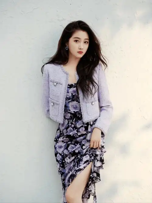 26岁关晓彤和33岁金晨站在一起,才知道鹿晗老婆顶级骨相这么能打!