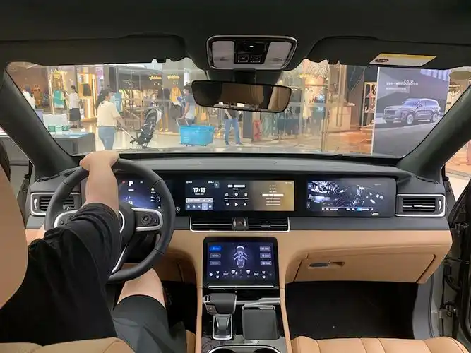 进入到理想one车内,内饰格调整体看上去比较简约,四块大尺寸液晶屏