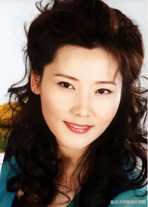 何赛飞的优雅从容,让那些扮嫩女星何去何从