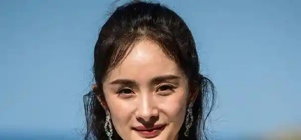 之前杨幂也不是没有被爆出来过无修的照片,很多人表示这就是整容的后