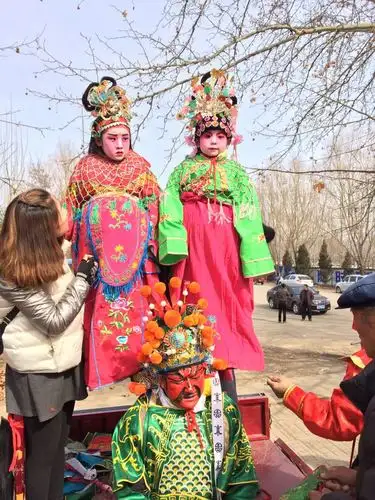 陕西陇县社火花灯闹元宵游客追星俱欢颜