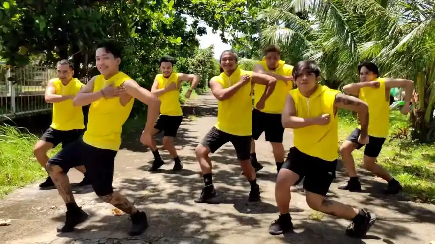 菲律宾猛男舞团跳无价之姐国内网友对此有什么看法