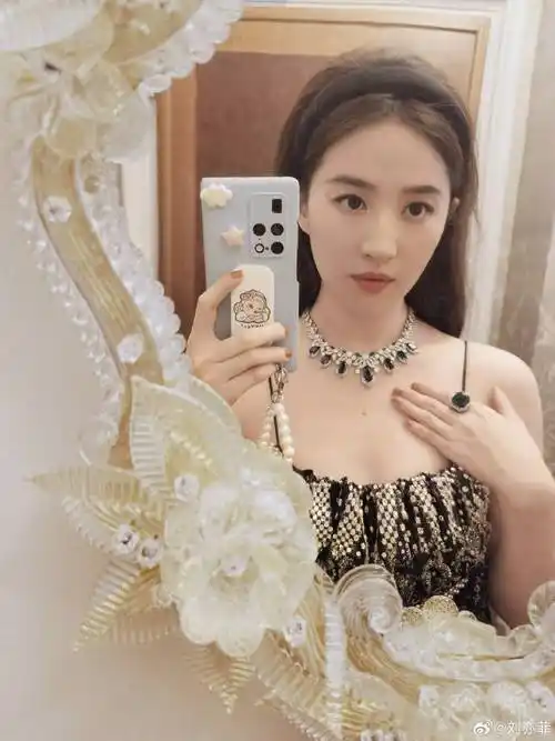 刘亦菲晒照庆36岁生日,嘟嘴卖萌甜如初恋,超奢华现场惹人羡_镜头_鲜花