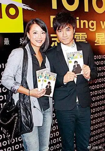 霍汶希和古巨基2011年,她和广州商人贺丹青谈了场恋爱,两个人聚少离多