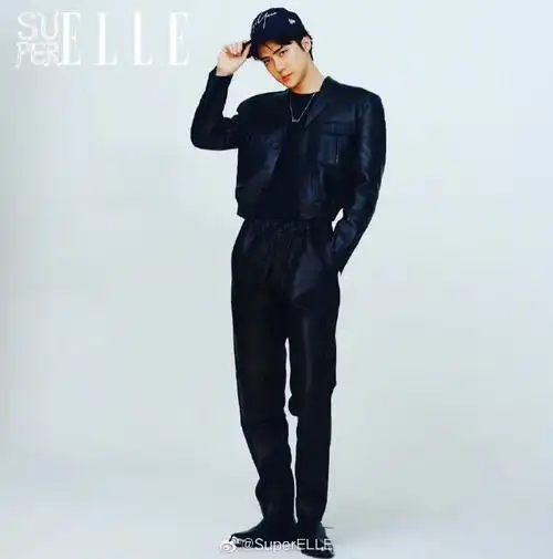 都是时尚杂志的标配,世勋从出道开始就被夸是模特身材气质突出,夸了整