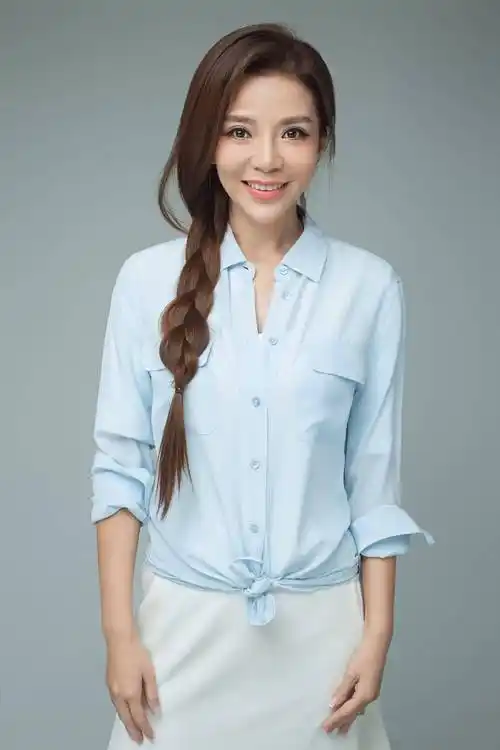 央视主持人朱迅晒采茶视频戴大草帽笑容满面农妇造型太接地气