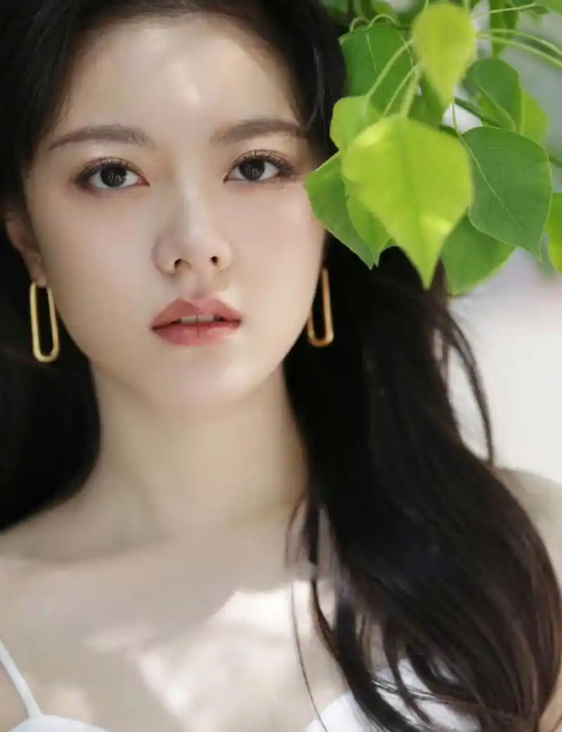 赵今麦更新营业照,清新的初夏气息扑面而来,白白净净的女孩子就是招人