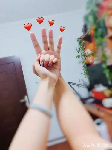 剪刀手也能变爱心哦发射爱心两个人捧起我们的爱