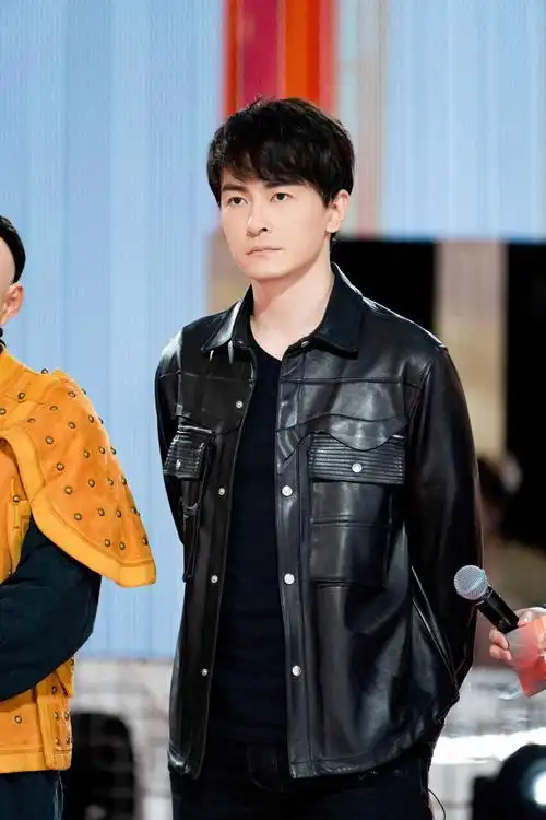 郑元畅所带领的综艺班在第二期节目的一开始便迎来了首次公演,原本就