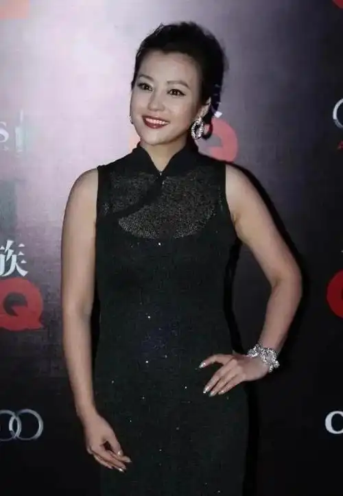 郝蕾实力捍卫丰腴美!108斤体重穿透纱改良旗袍裙尽显古韵东方美