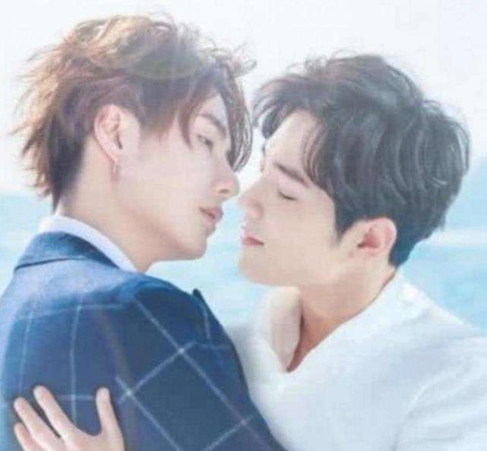 王一博和肖战在泰国会面的照片,貌似实锤了两人在一起.