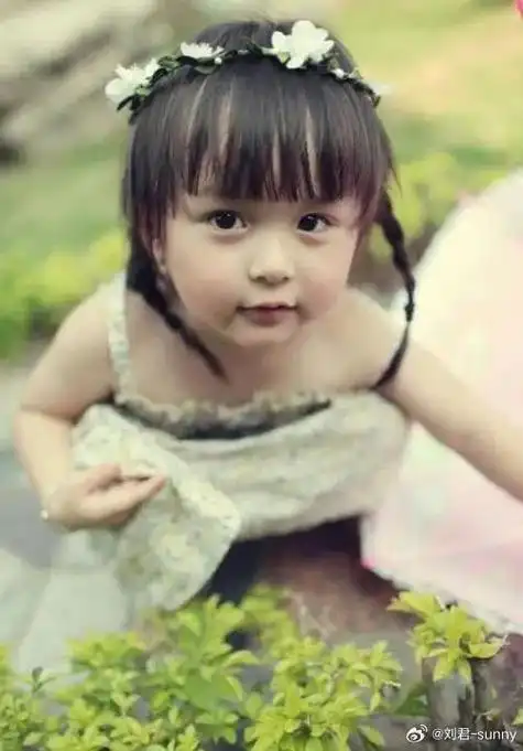 才发现刘楚恬很小的时候鼻梁就起来了欸  看恬恬小时候照片,鼻子从小