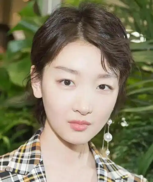 周冬雨的眼型属于内双型,也就是上眼皮有一个不明显的双眼皮折痕,但被