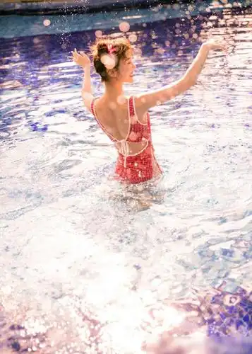 32岁毛晓彤晒泳装照肤白貌美大长腿笑容甜美超治愈