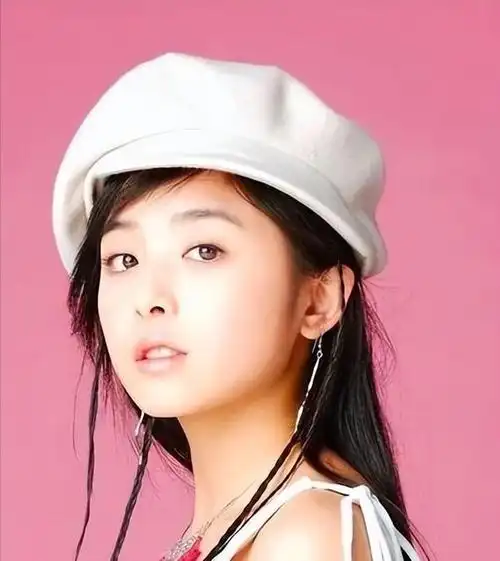 张含韵:15岁爆红深陷"不雅观观照"风云,为酸酸乳赚20亿却分文